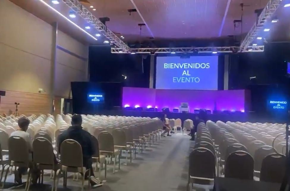 Sala evento con Prem Rawat en Punta del Este 2024